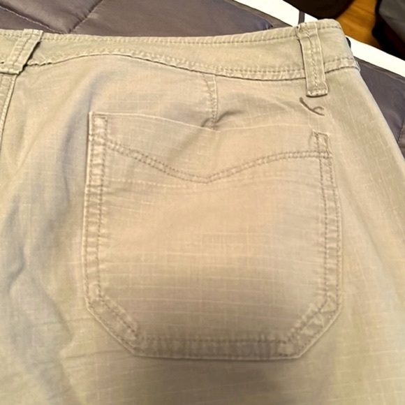 Eddie Bauer Slightly Curvy Crop- 10P - GUC - Picture 6 of 6